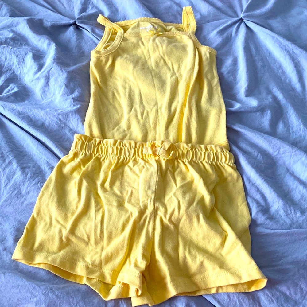 EUC Garanimals 2-Piece Yellow Shirt & Short Set 24mos Girls
